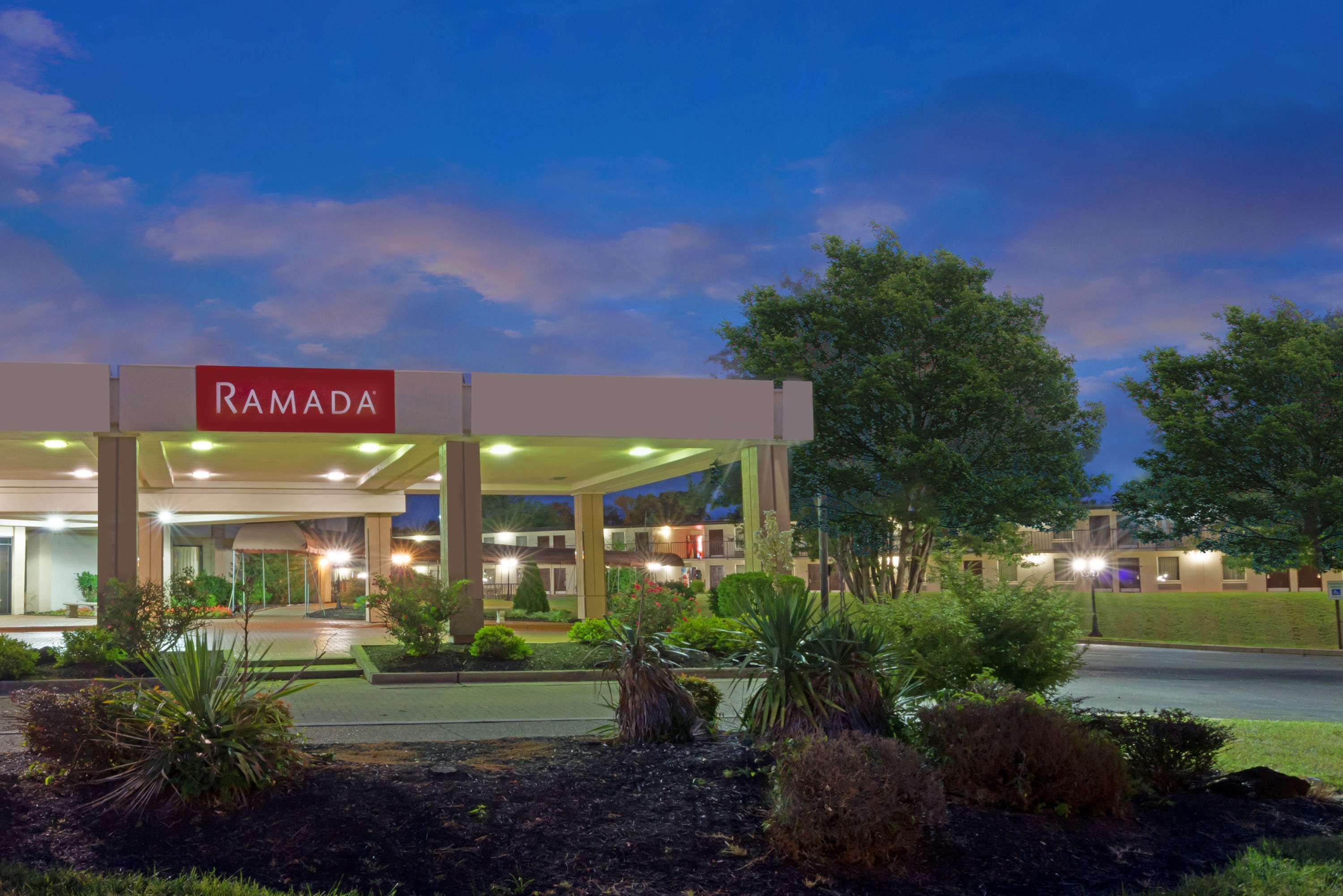 Ramada By Wyndham Louisville North Экстерьер фото