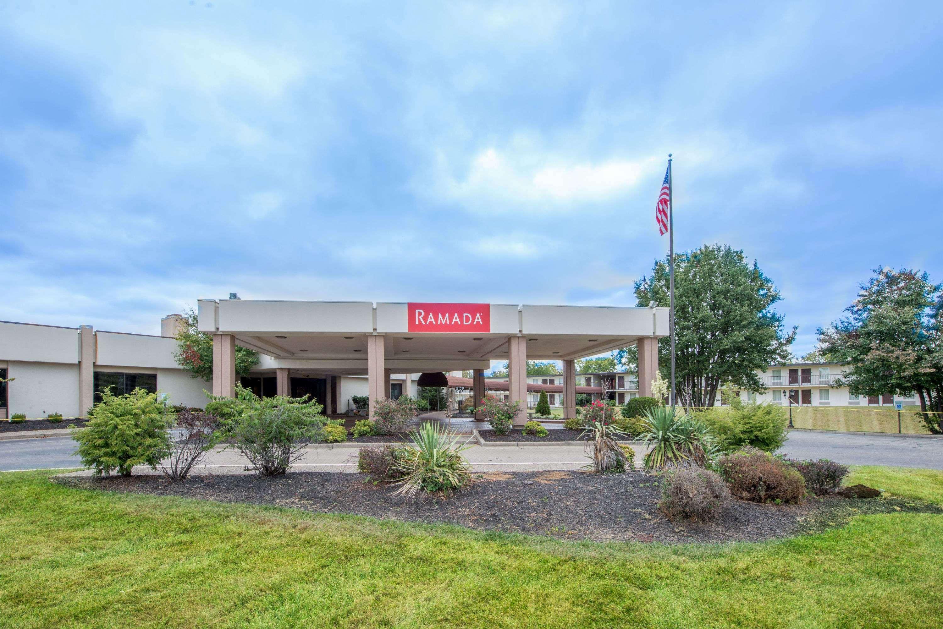 Ramada By Wyndham Louisville North Экстерьер фото