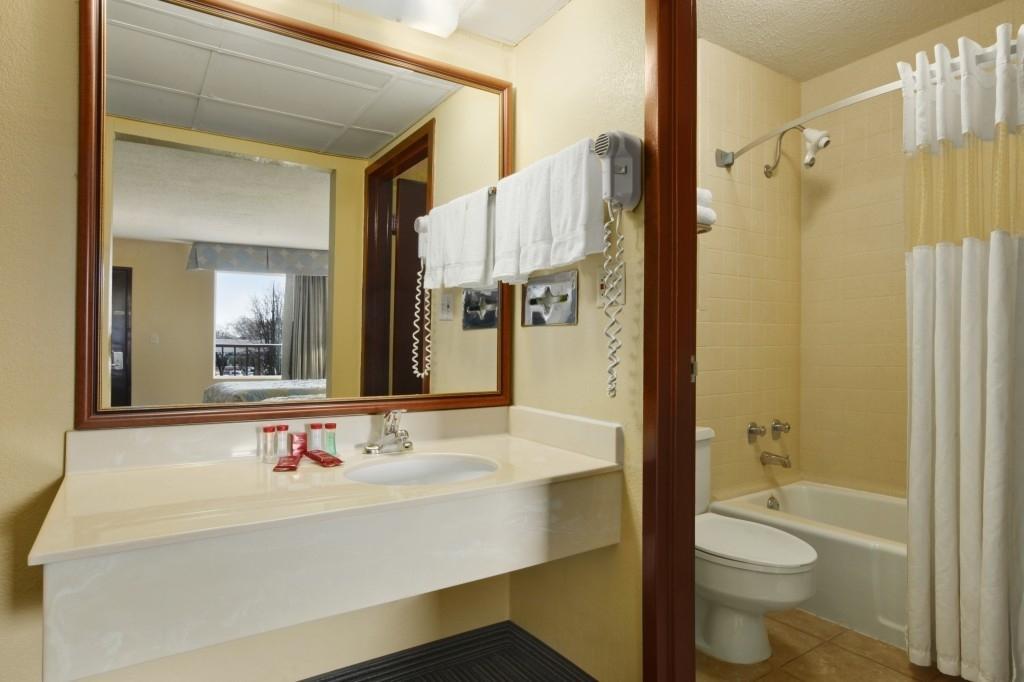 Ramada By Wyndham Louisville North Номер фото