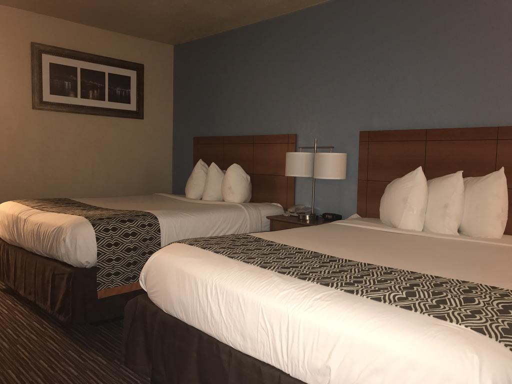 Ramada By Wyndham Louisville North Экстерьер фото